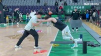 新绝招？吴骁赛前热身在篮下练习单手投篮